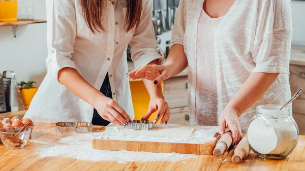 Kvinnor baka bakverk deg hem bakade livsmedel — Stockfoto