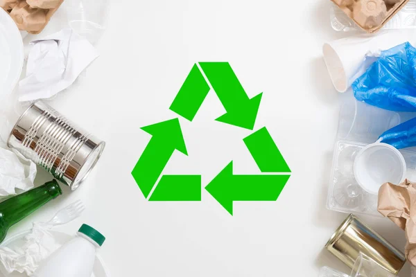 Clasificación de residuos reciclaje plástico papel vidrio metal — Foto de Stock