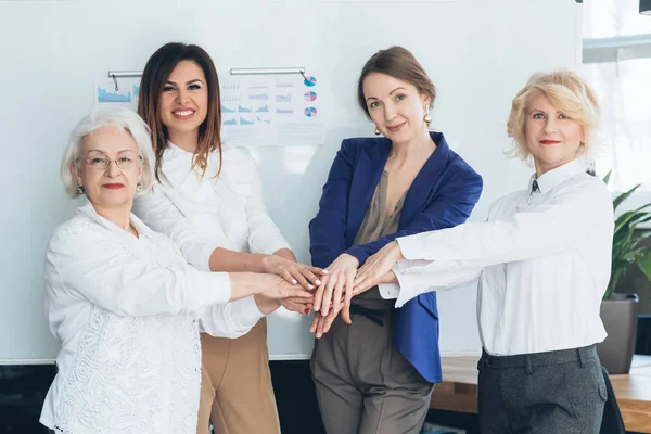 Obchodní ženy společné ruce týmova rozmanitost — Stock fotografie