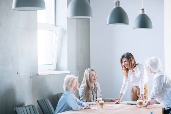 Frauen Business-Team entspannt Treffen lächelnde Damen — Stockfoto