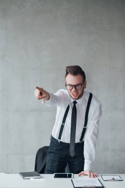 kızgın patron çalışan kovulan öfkeli rahatsız