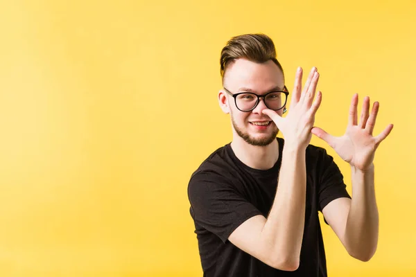 Felice giovane uomo prendere in giro celebrazione di intrattenimento — Foto Stock