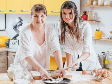 Kadınlar bisküvi pişiriyor Hamur işi yıldız tavası