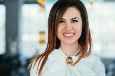 gülümseyen güzel genç iş bayan zevk