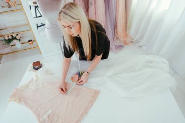 ısmarlama hizmet moda tasarımcısı kadın giyim