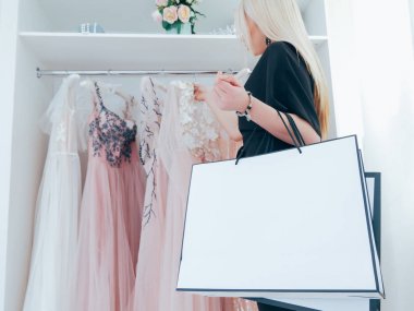 alışveriş bağımlılığı kadın gece elbisesi butik