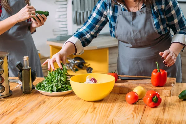 Kvinnor som gör sallad hälsosam kost livsstil — Stockfoto