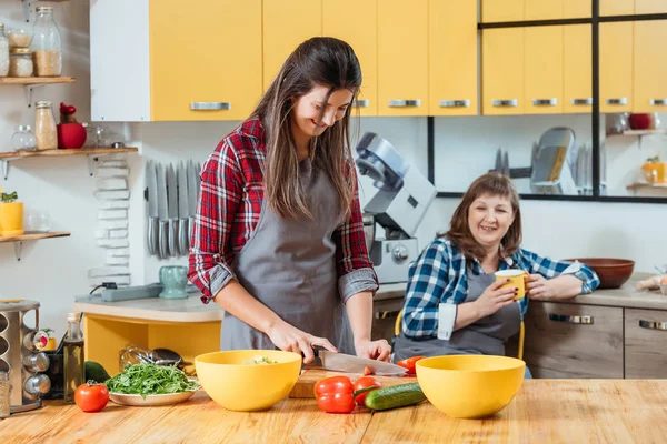 Mastering matlagning färdigheter hem familj fritid — Stockfoto