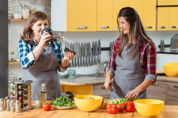 Familj fritid matlagning hobby speciell smak — Stockfoto