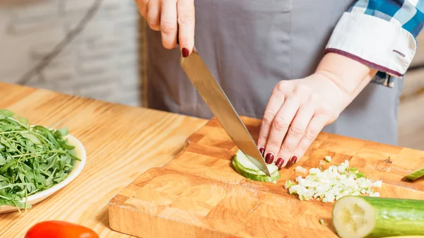 Mujer haciendo ensalada picando alimentos de pepino dieta —  Fotos de Stock
