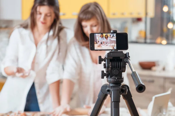 Gastronómica vlog mujeres hornear teléfono inteligente hobby en línea — Foto de Stock