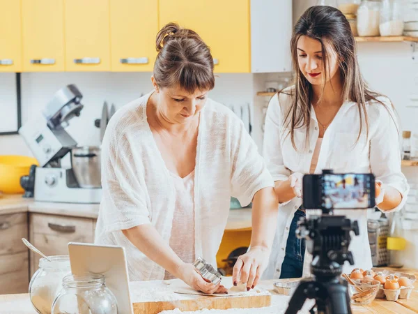 Familj kulinariska blogg Master Class bakning kvinnor — Stockfoto