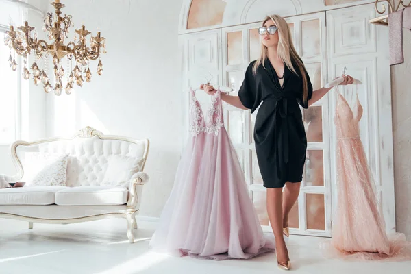 Lüks moda showroom zengin kadın gece elbisesi — Stok fotoğraf