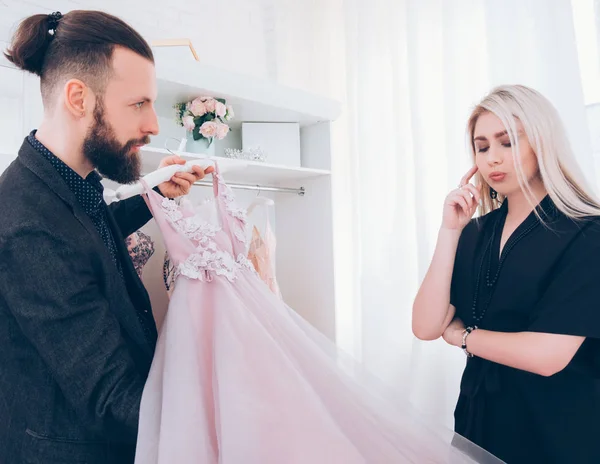 Lüks showroom moda danışmanı gece elbisesi — Stok fotoğraf