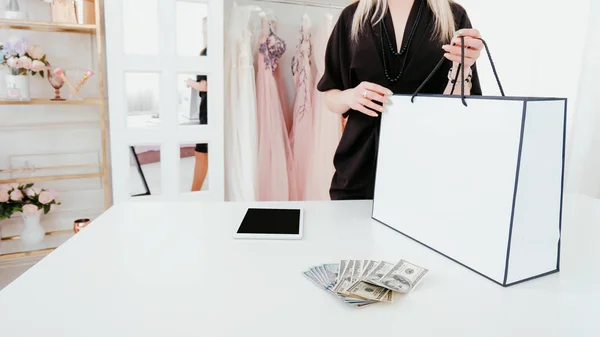 Trendsetter stil de viață femeie cumpărare scumpă — Fotografie, imagine de stoc