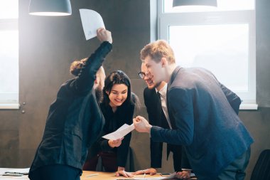 takım çalışması proje geliştirme eğlenceli bir atmosfer