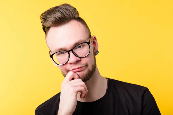 Joven duda escepticismo mirada cautelosa emoción — Foto de Stock