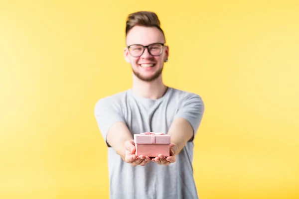 Speciale dag cadeau verrassing gelukkig emotionele vent — Stockfoto