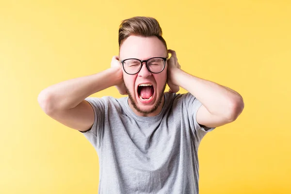 Stress spanning man schreeuwen schreeuwende emotie — Stockfoto