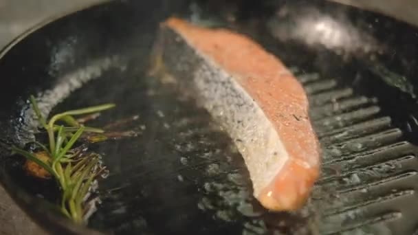 Alimentos cozinhar farinha de peixe salmão filé de truta fritura — Vídeo de Stock