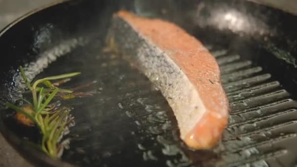 Restaurant Fischmehl kochen Lachsfilet Grill — Stockvideo