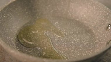 otlar sarımsak biberiye yağı sıcak sebze yağı Pan