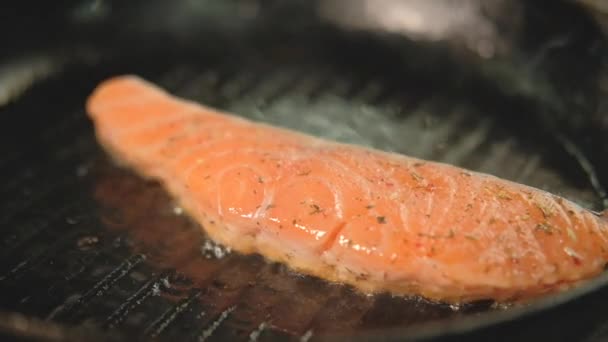 Restaurant Fischmehl kochen Lachsfilet Grill — Stockvideo