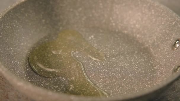 Трави часник розмаринова олія гаряча рослинна олія сковорода — стокове відео