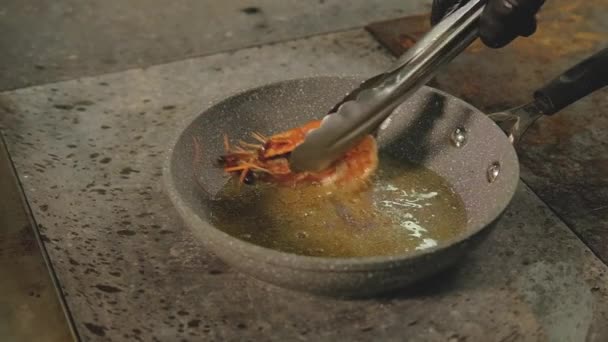 Zeevruchten koken recept chef turn over garnalen Tang — Stockvideo