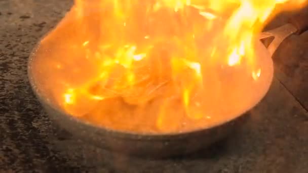 Seafood restaurant maaltijd chef-kok flambering garnalen — Stockvideo