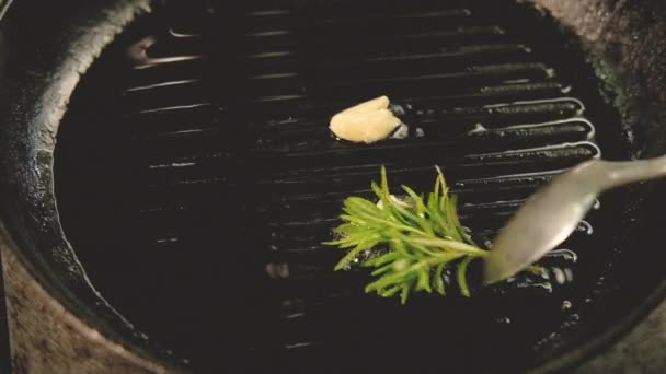 Hierbas chef revolviendo romero de ajo sartén a la parrilla — Vídeo de stock