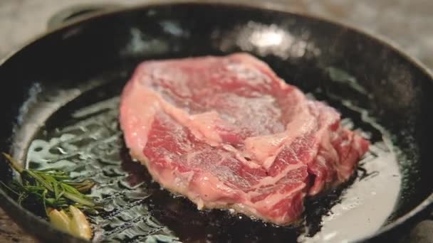 Carne cozimento bife porco lombo assar grelha — Vídeo de Stock