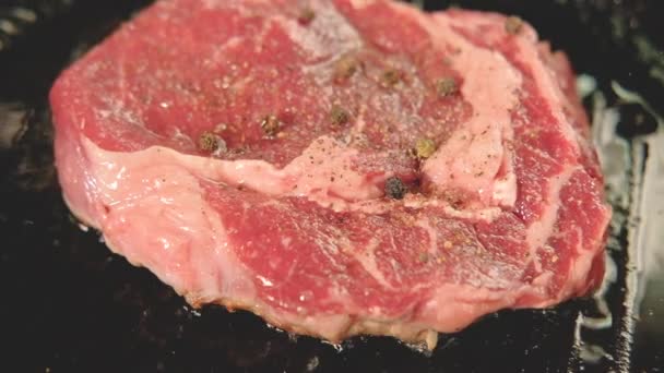 Viande rouge assaisonnée surlonge porc côtelette steak cuisson — Video