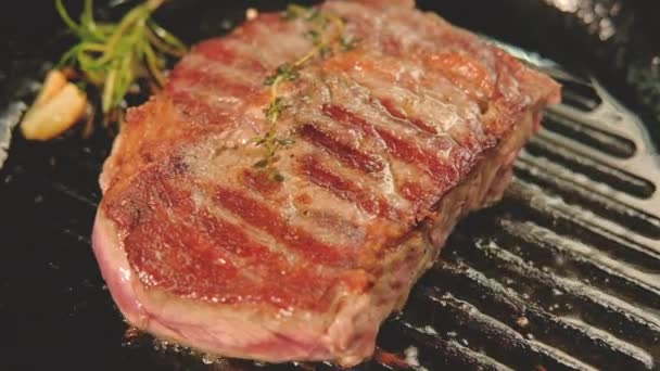 Essen kochen rotes Fleisch Rindfleisch Steak braten gegrillte Pfanne — Stockvideo