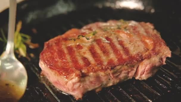 Cooking recipe pork chef pour meat juice steak — Stock Video