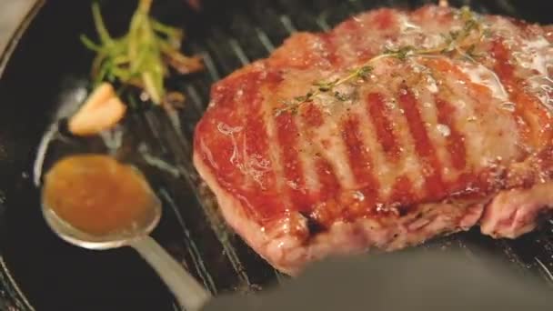 Кулинарные секреты кулинарные навыки шеф-повар сока мяса — стоковое видео