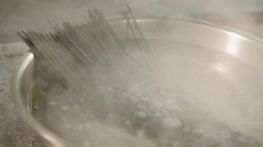 yemek pişirme mürekkep makarna hamur yemek tarifi