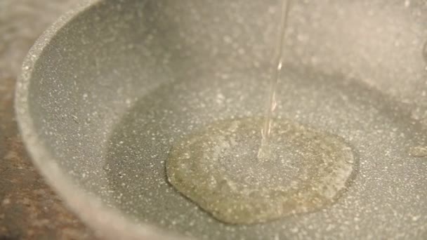 Ξίδι ρυζιού που ρίχνει κεραμικό τηγάνι συνταγή μαγειρικής — Αρχείο Βίντεο