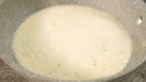 Вершковий соус кипляча сковорода рецепти приготування їжі — стокове відео