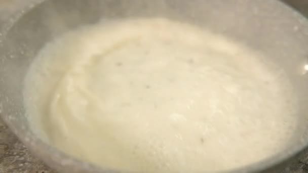 Cooking recipe mixing white cream sauce pan — Stock Video