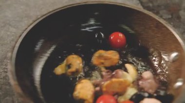 deniz ürünleri yemek pişirme domates midye ahtapot tava