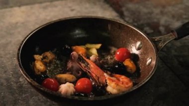 deniz ürünleri yangın alkol dökün pişirme alev