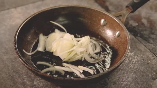 Приготовление пищи повар нарезанный лук жарки сковородка — стоковое видео