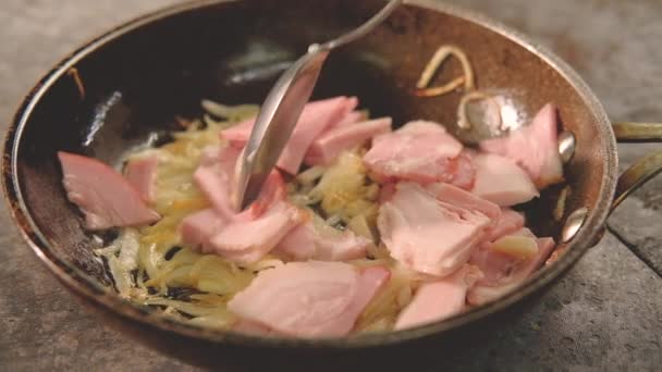 Essen Koch Mahlzeit Koch rühren Schinken Speck Tintenfisch Zwiebelpfanne — Stockvideo