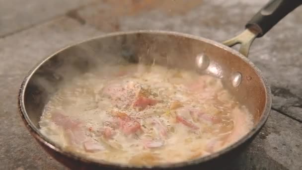 ingrédients de cuisson des aliments sauce crème noix de muscade 