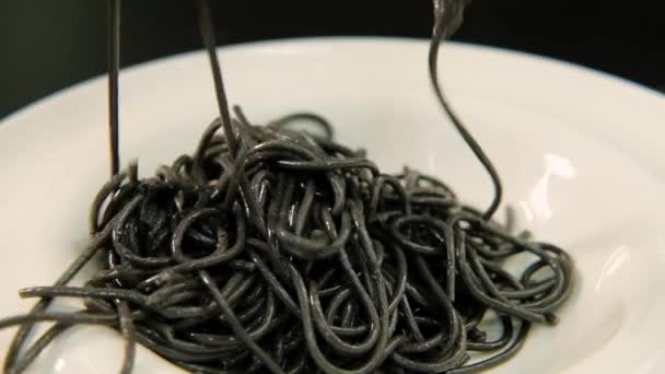 Squid ink pasta restaurant serving chef put plate — Stock Video