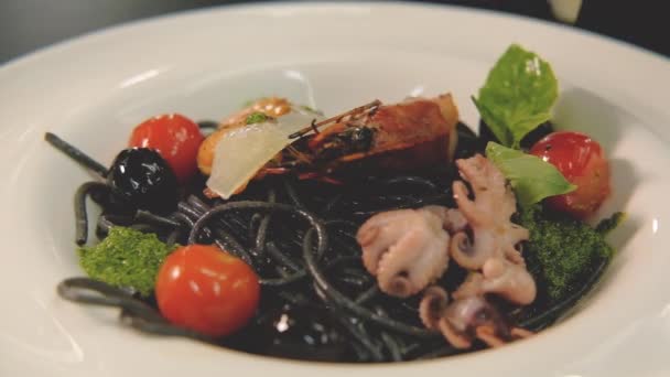 意大利面食餐厅, 供应鱿鱼墨水海鲜 — 图库视频影像