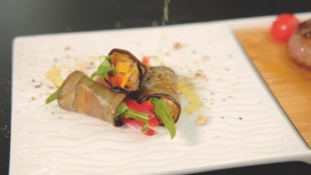 Pasto stilista cibo che serve rotoli di verdure bistecca — Video Stock