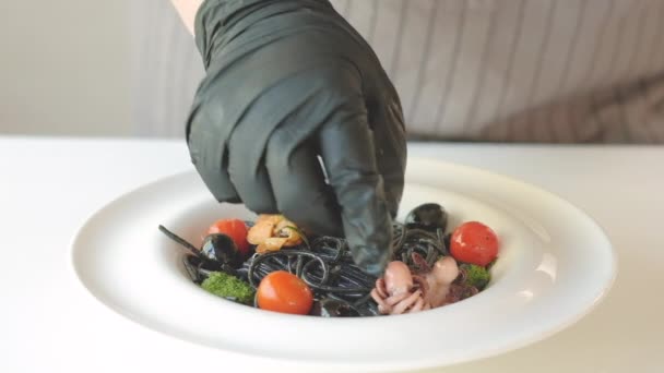 Food styling italian cuisine squid ink black pasta — Stock Video