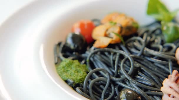 Restaurant eten recept inktvis inkt pasta zeevruchten — Stockvideo